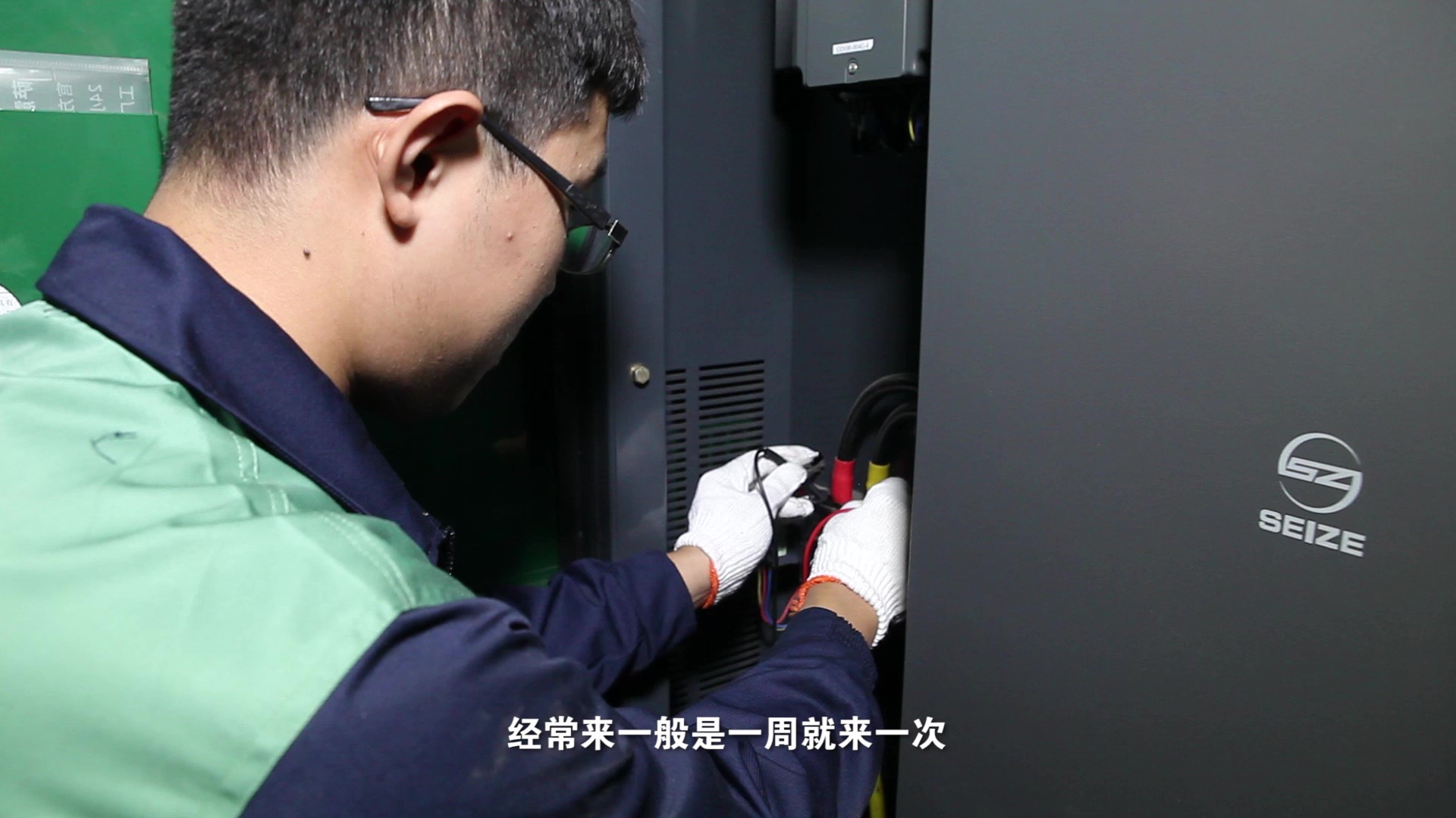 高溫天氣主動巡檢的薩震智能節(jié)能空壓機，太貼心了！